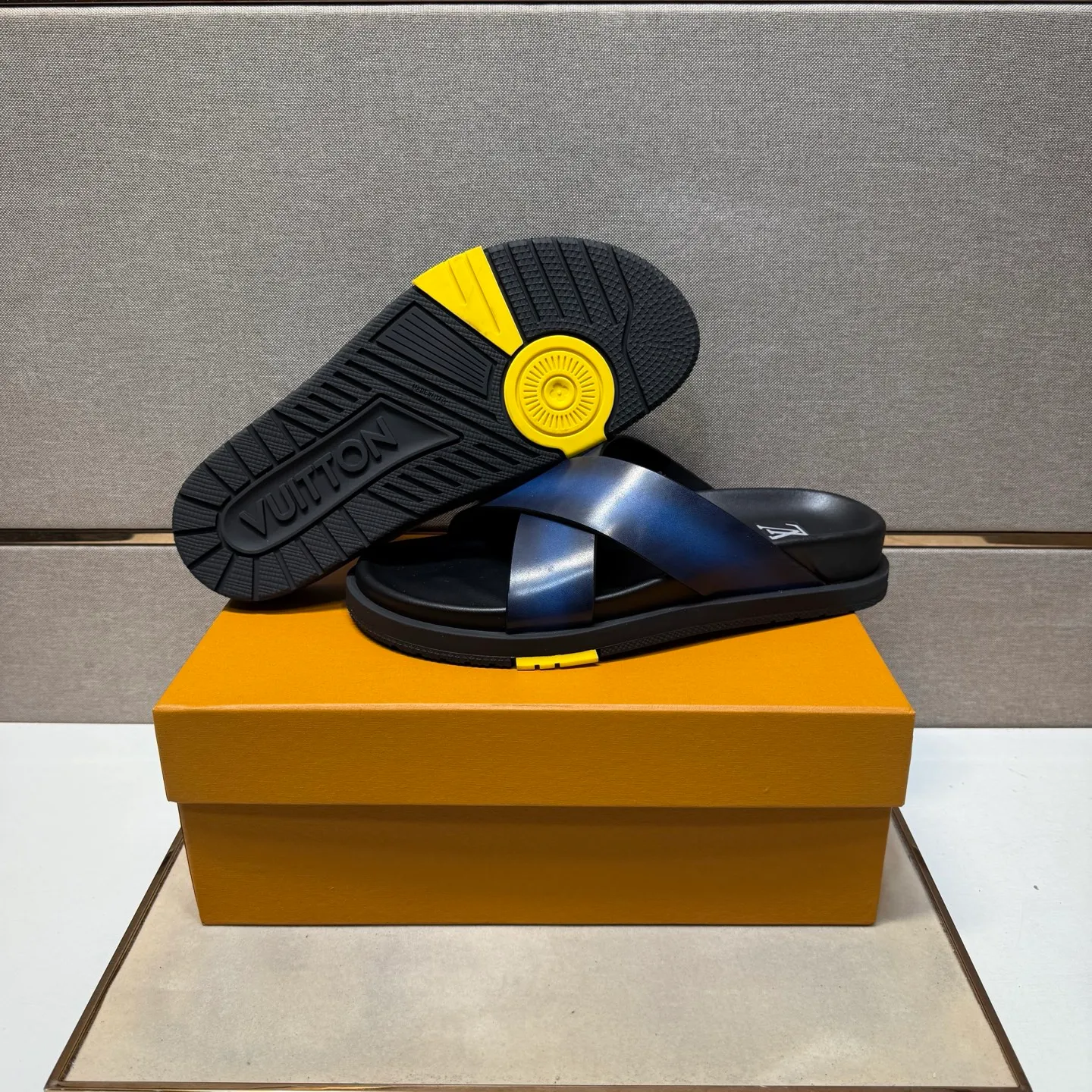 Men's men's shoes 💰pp420 [LV～] Men's casual slippers 2025z cabinet sales simultaneously 🔶Size: 38-44#️⃣ 🔷4 colors🔜The upper is made of cowhide stitching ➕Cowhide lining, comfortable and breathable, sole: original comfortable, wear-resistant and non-slip outsole, ⚠️Real 📱Photography🎬The real thing is better📢📢📢